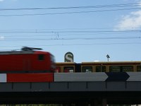 Brücke der Stadtbahn über die Straße des 17. Juni in Berlin, mit Zügen der S-Bahn und der Regionalbahn und mit dem S-Bahn-Logo, Blick in westliche Richtung